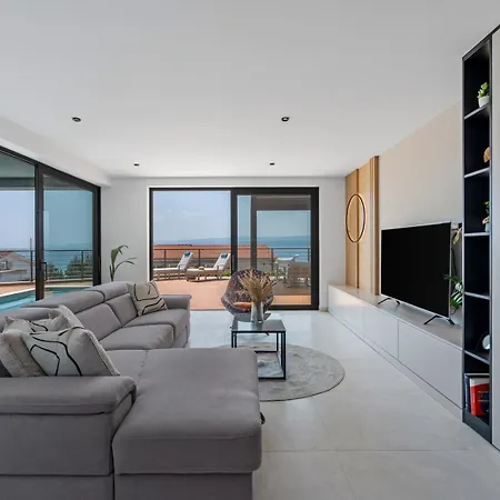 Seaview Calma With Jacuzzi, Media וילה