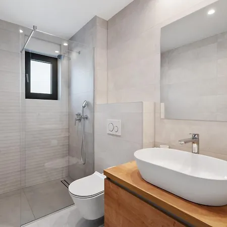 Seaview Calma With Jacuzzi, Media