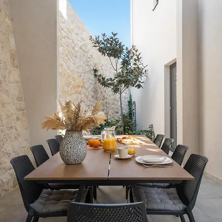 וילה Seaview Calma With Jacuzzi, Media