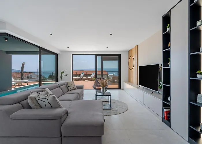 Seaview Calma With Jacuzzi, Media Villa