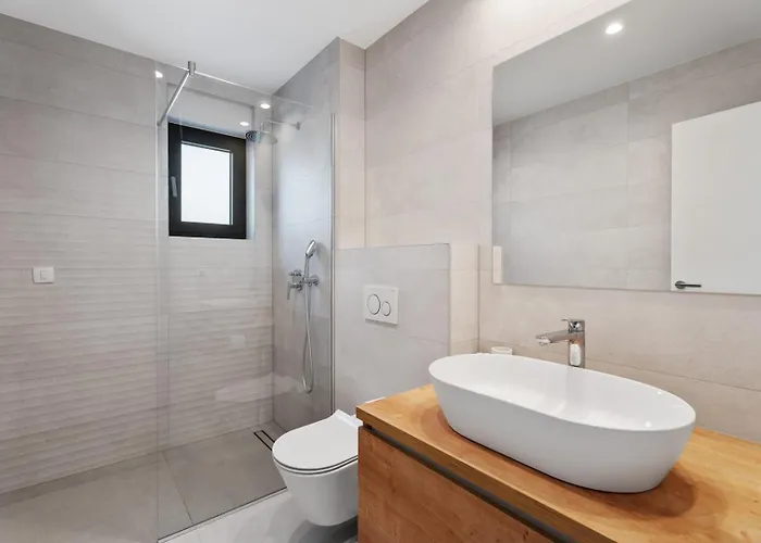 Seaview Calma With Jacuzzi, Media