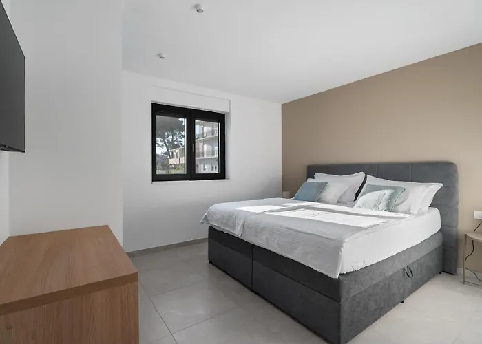 Seaview Calma With Jacuzzi, Media Villa