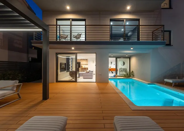 Seaview Calma With Jacuzzi, Media Villa