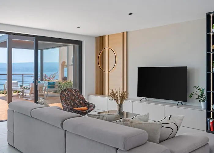 Seaview Calma With Jacuzzi, Media Villa