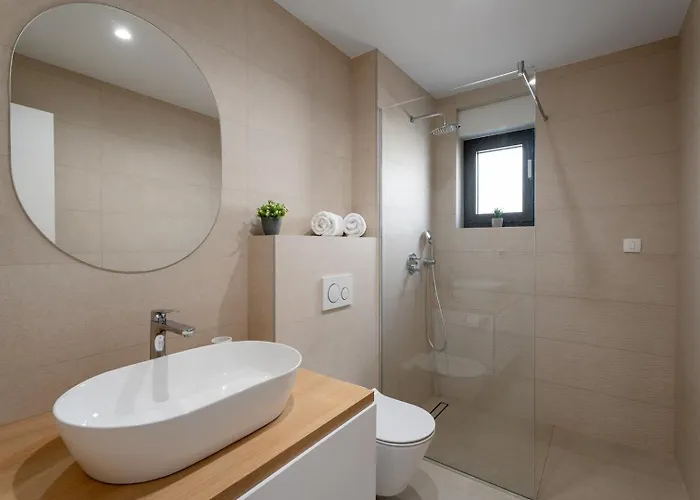 Seaview Calma With Jacuzzi, Media