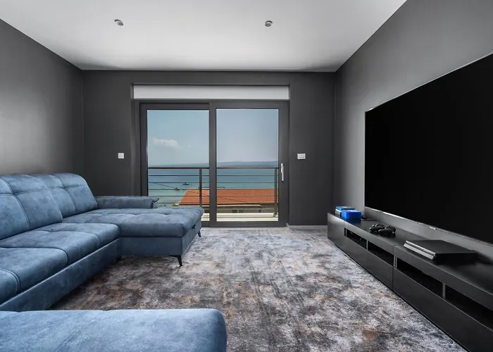 Seaview Calma With Jacuzzi, Media Villa