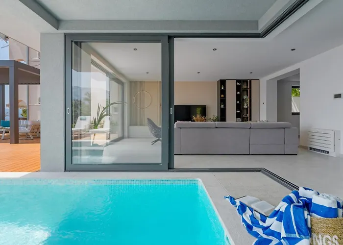 Seaview Calma With Jacuzzi, Media